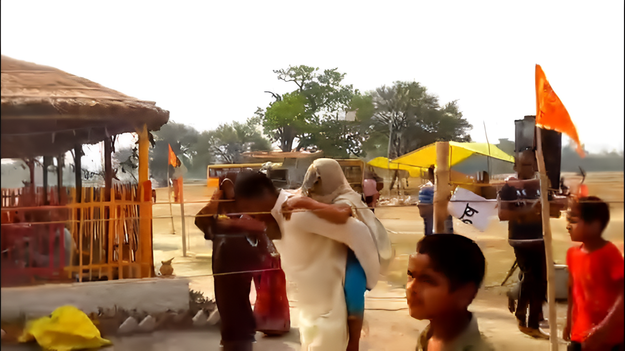 धार्मिक समर्पण की मिसाल: रुद्र महायज्ञ में युवक ने वृद्ध चाची को पीठ पर बैठाकर कराई परिक्रमा